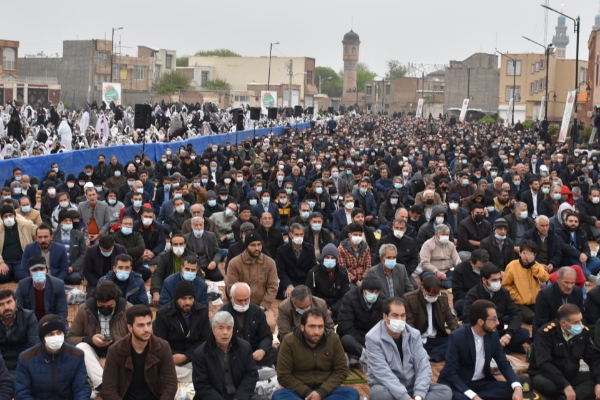 اقامه نماز عید فطر در محوطه شهیدگاه اردبیل + عکس