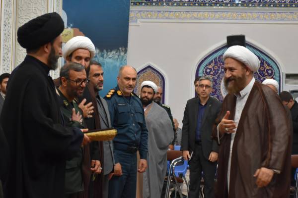 تجلیل از آیت الله فروغی و جمعی از خادمین ستاد برگزاری نماز جمعه اردبیل + عکس