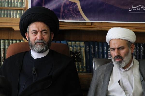 معلم انسان را به سعادت رهنمون می‌کند