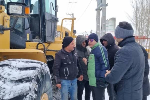 بازگشایی معابر شهرک صنعتی خلخال پس از بارش سنگین برف