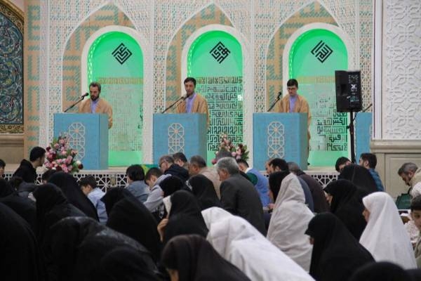 جزءخوانی خانوادگی در مصلای اردبیل+ عکس